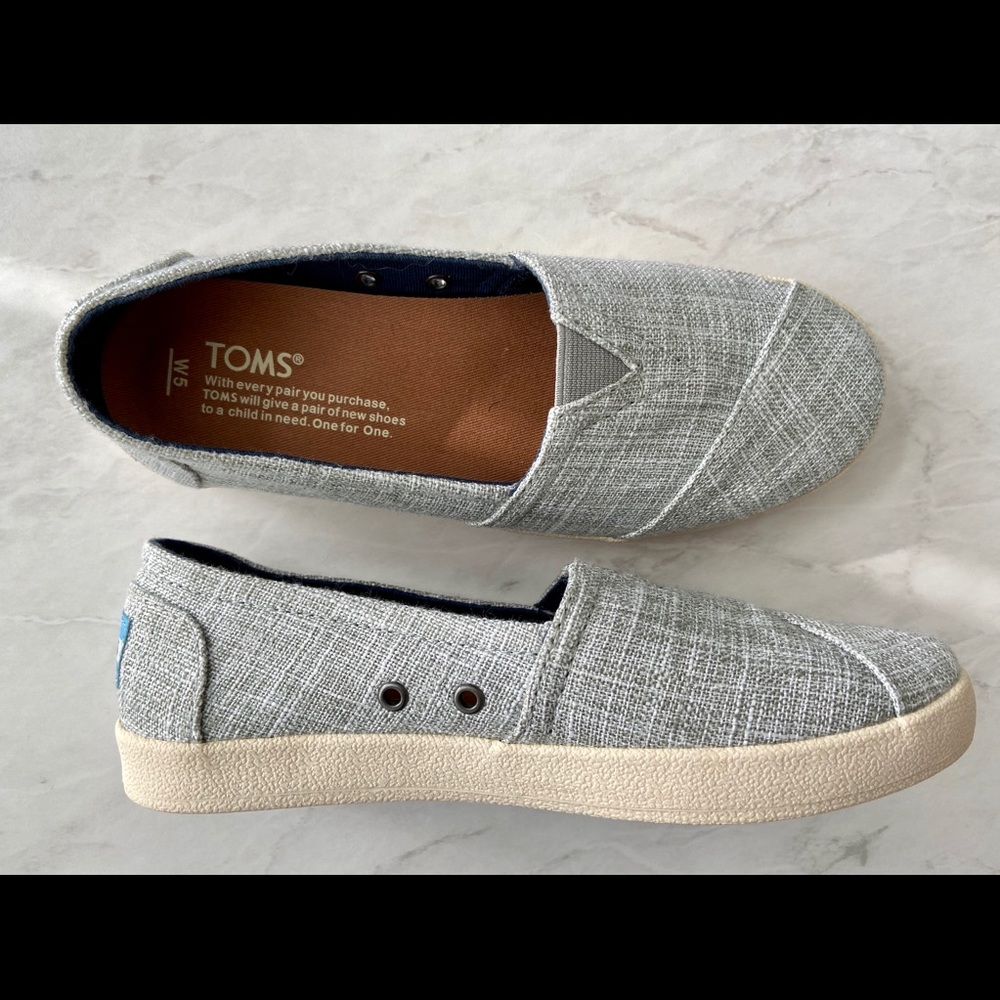 New Toms size 5 canvas slip on